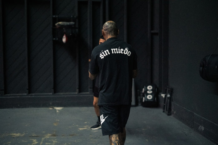 'SIN MIEDO' BACK LOGO TEE