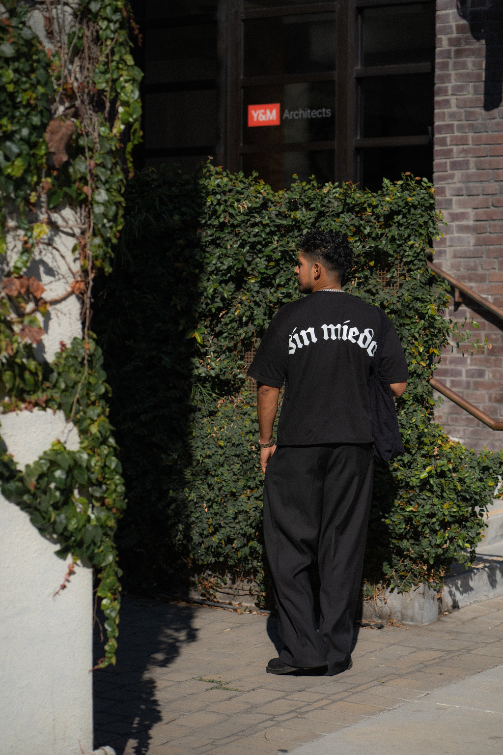 'SIN MIEDO' BACK LOGO TEE