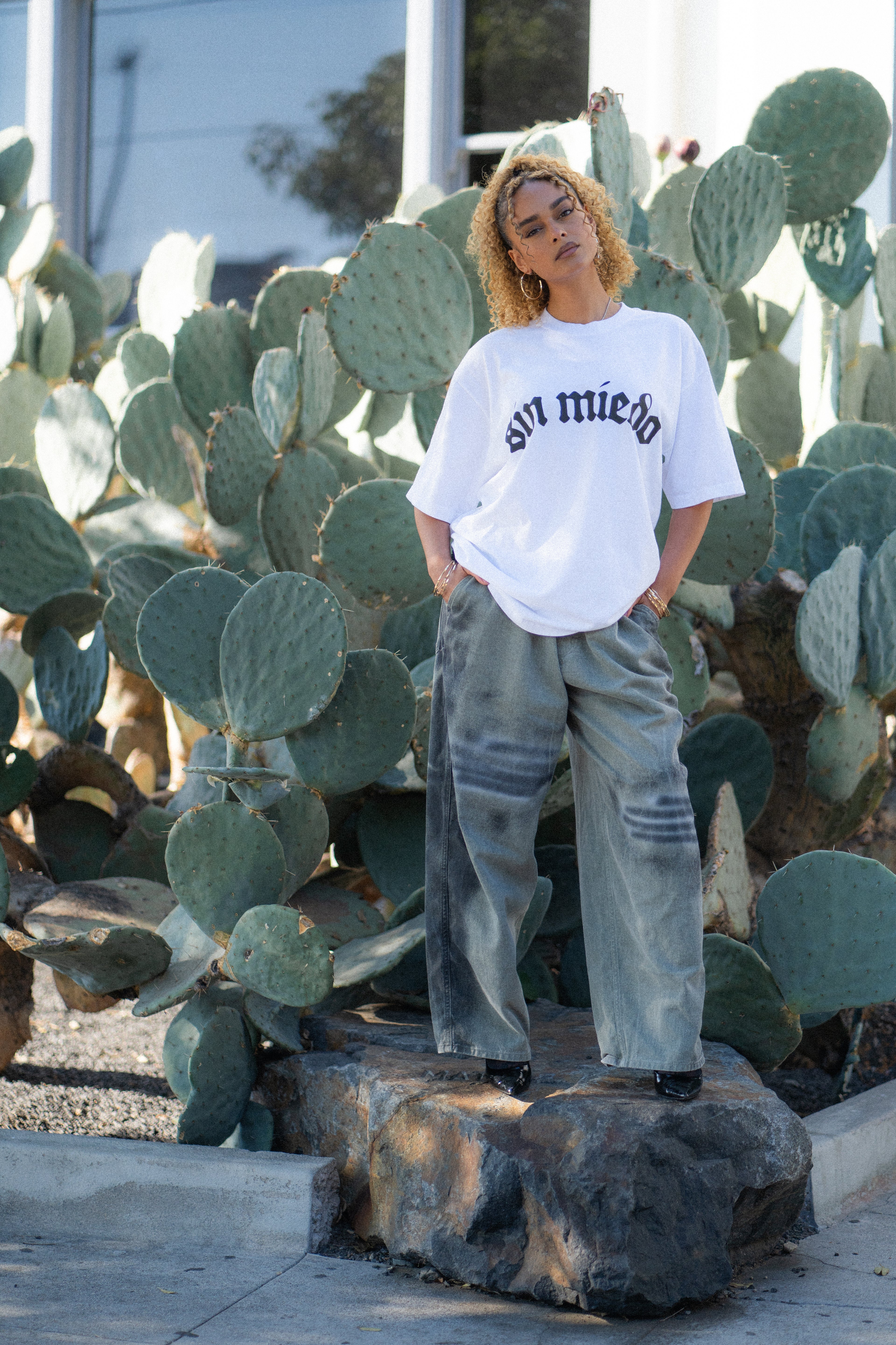 'SIN MIEDO' FRONT LOGO TEE