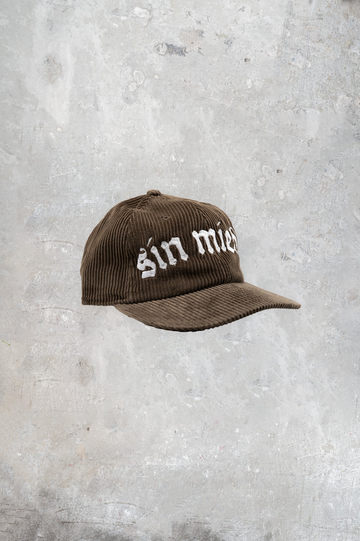 Waffle brown Sin Miedo hat, worn