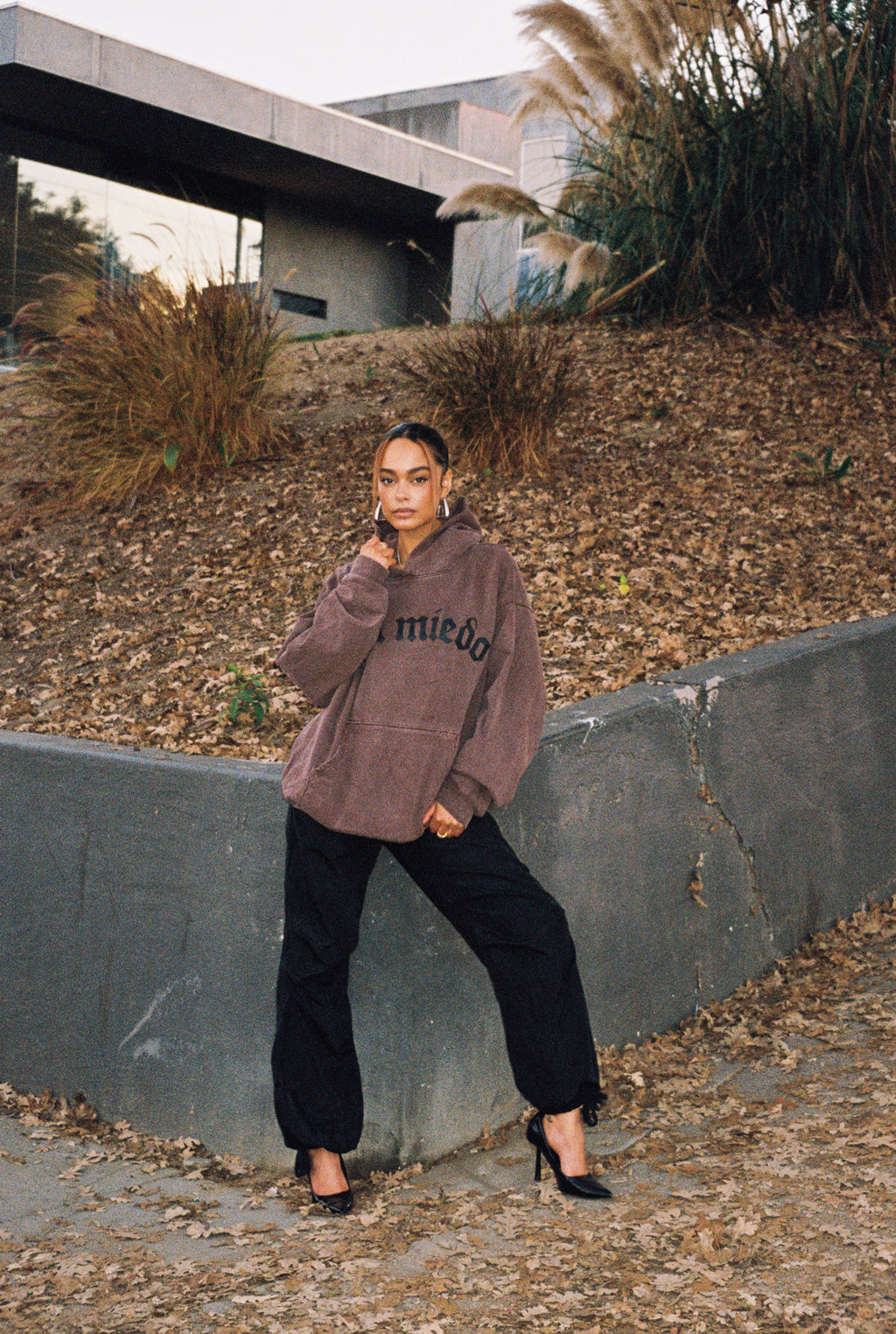 'SIN MIEDO' BROWN LOGO HOODIE (UNISEX)