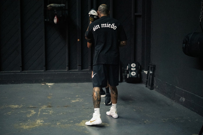 EN EL RING: 'SIN MIEDO' BACK LOGO TEE