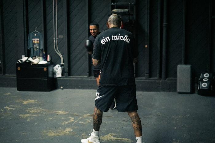 EN EL RING: 'SIN MIEDO' BACK LOGO TEE