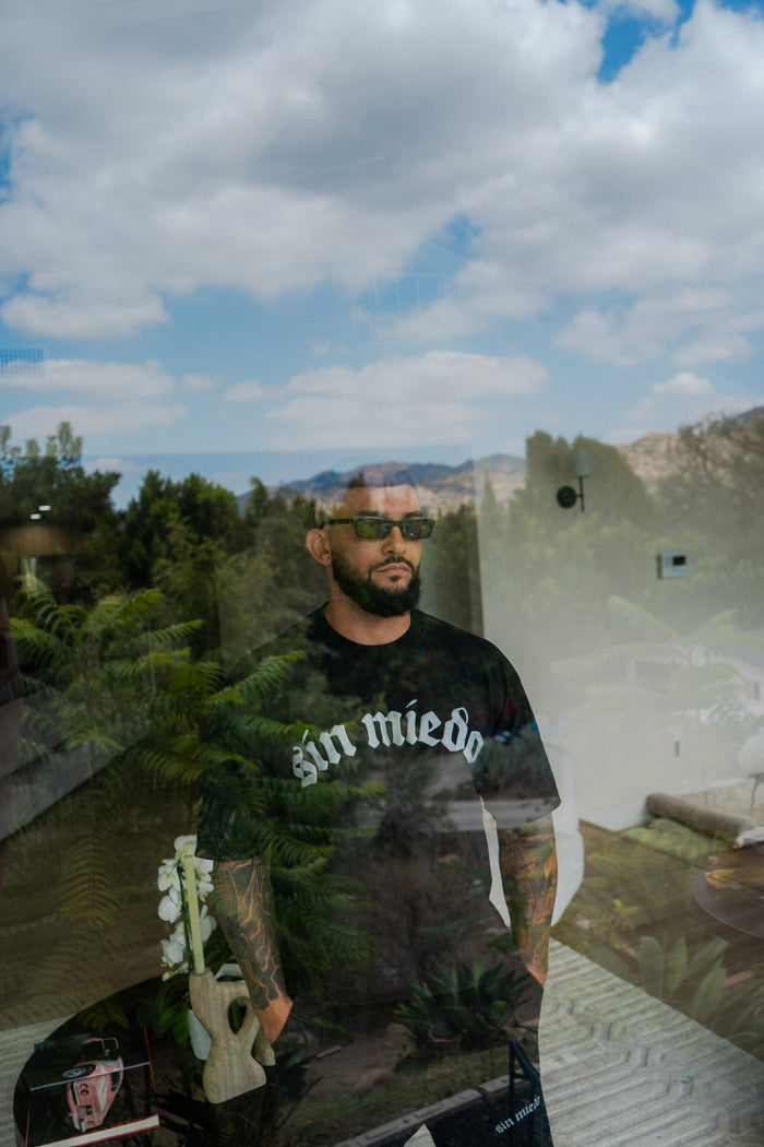 LO HAGO SIN MIEDO: 'SIN MIEDO' FRONT LOGO TEE